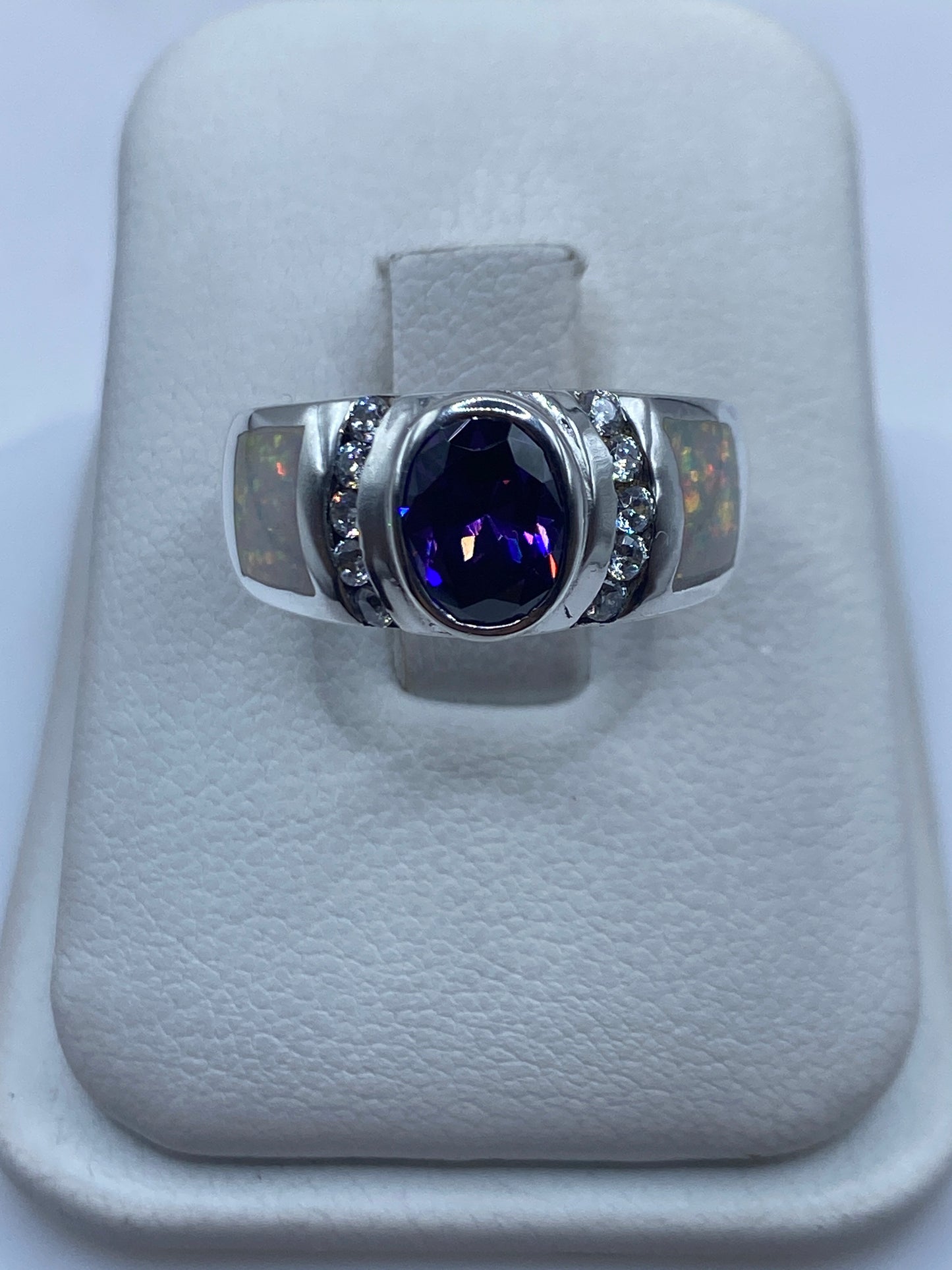 Anillo de plata con ópalo de fuego multicolor mostrando juego de colores ámbar, rojo y verde