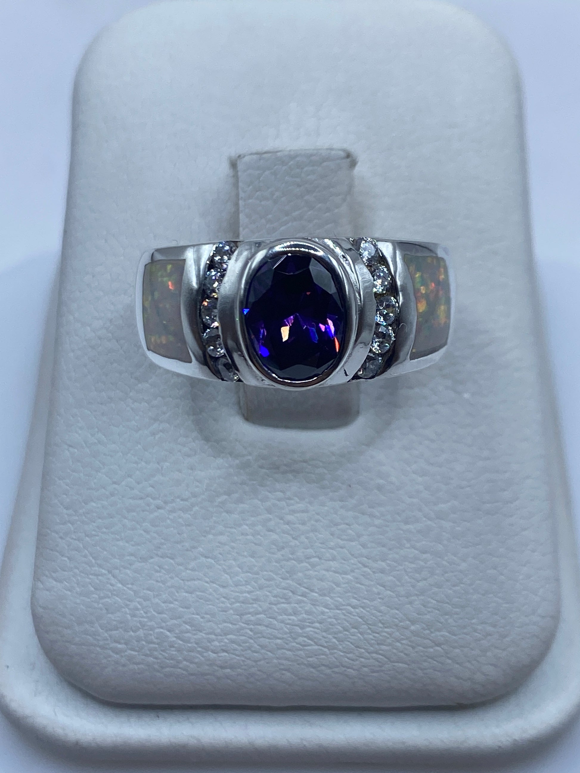 Anillo de plata con ópalo de fuego multicolor mostrando juego de colores ámbar, rojo y verde