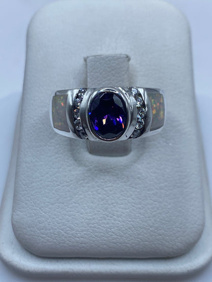 Anillo de plata con ópalo de fuego multicolor mostrando juego de colores ámbar, rojo y verde