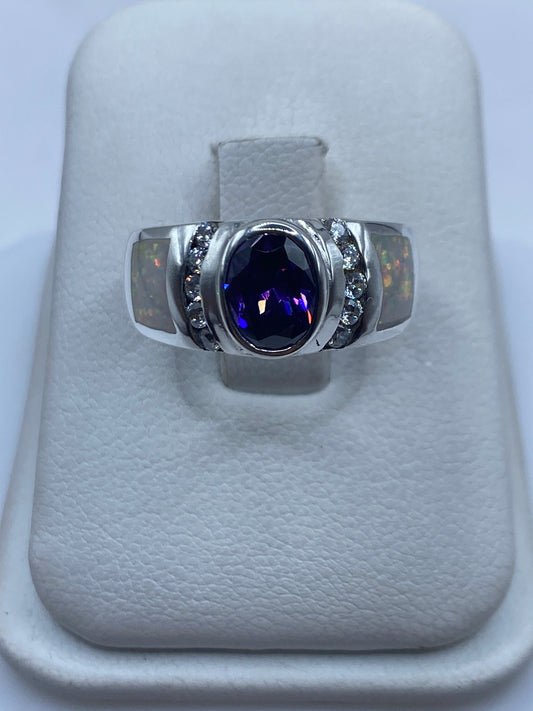 Anillo de plata con ópalo de fuego multicolor mostrando juego de colores ámbar, rojo y verde
