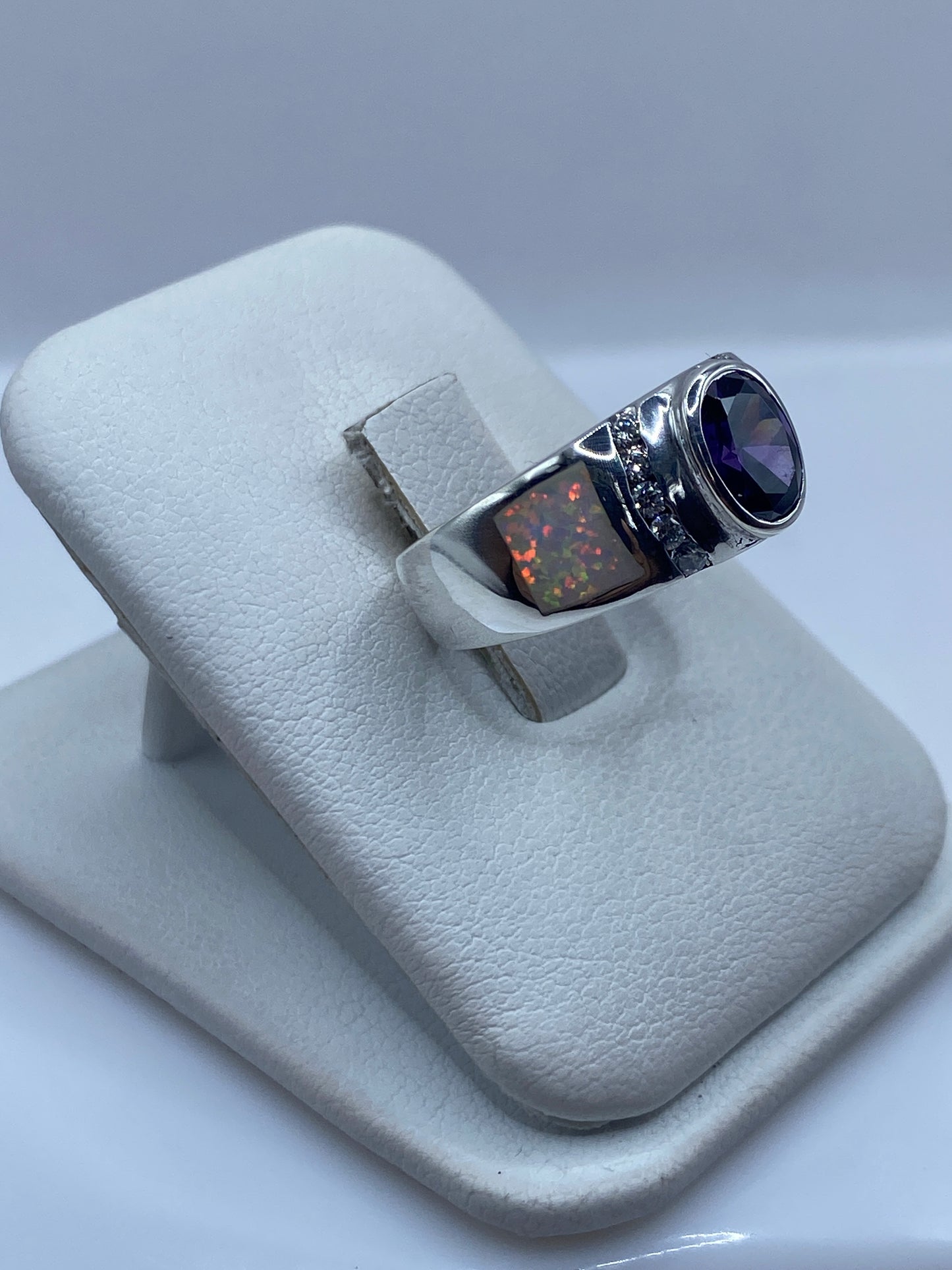Detalle del ópalo de fuego natural en anillo de plata .925 con incrustaciones laterales