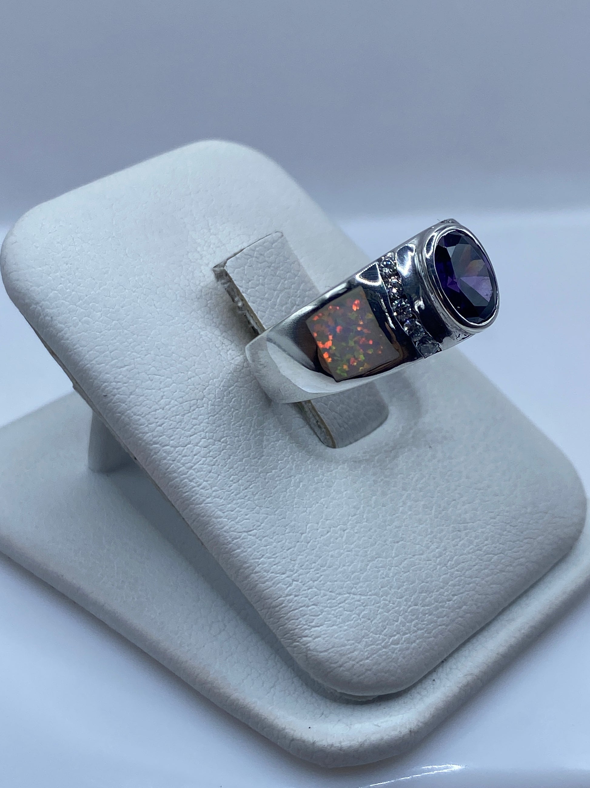 Detalle del ópalo de fuego natural en anillo de plata .925 con incrustaciones laterales
