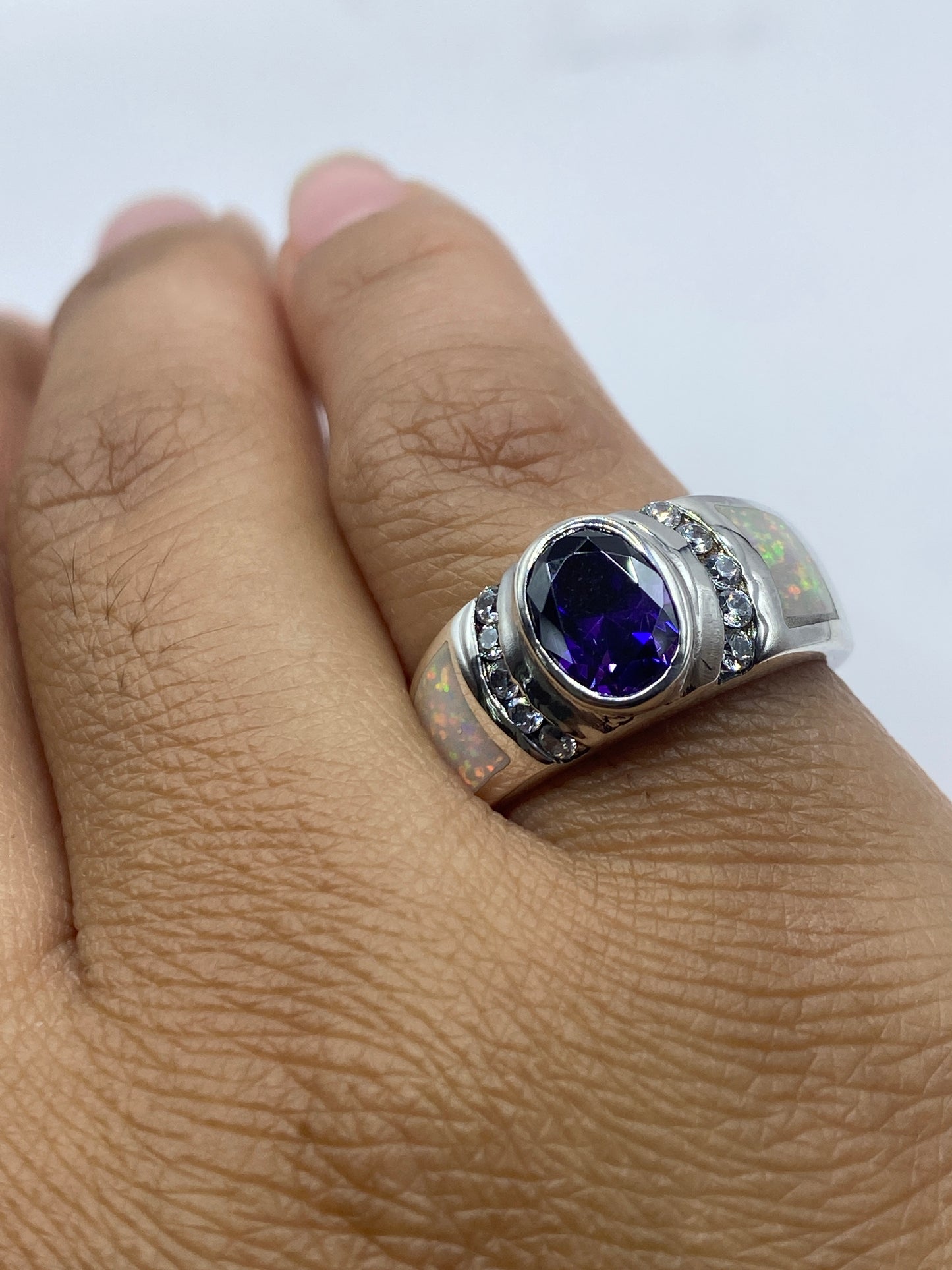 Sello 925 y detalles del pulido artesanal en anillo de ópalo de fuego Taxco