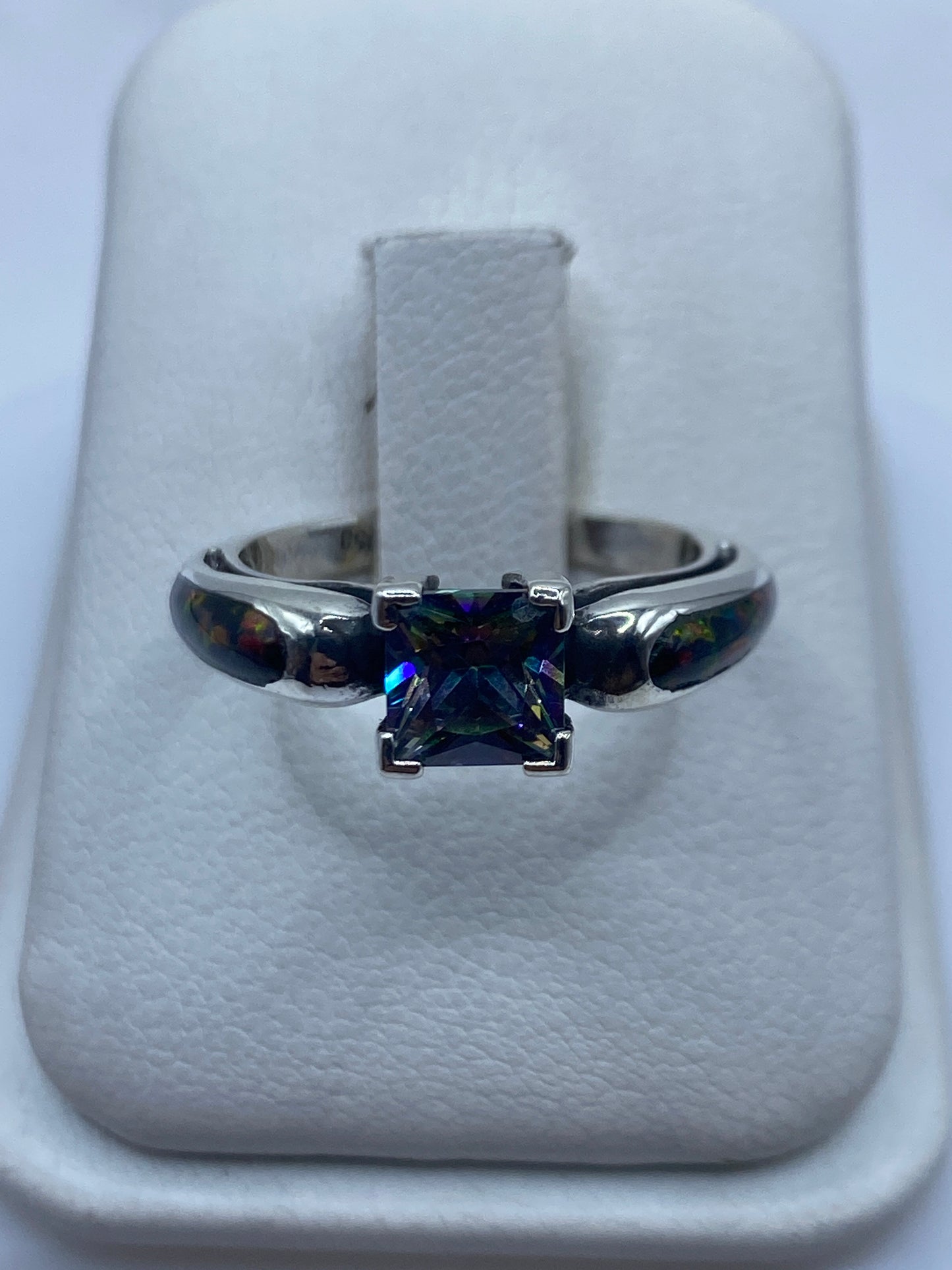 Anillo de plata .950 con ópalo de fuego multicolor en estuche blanco