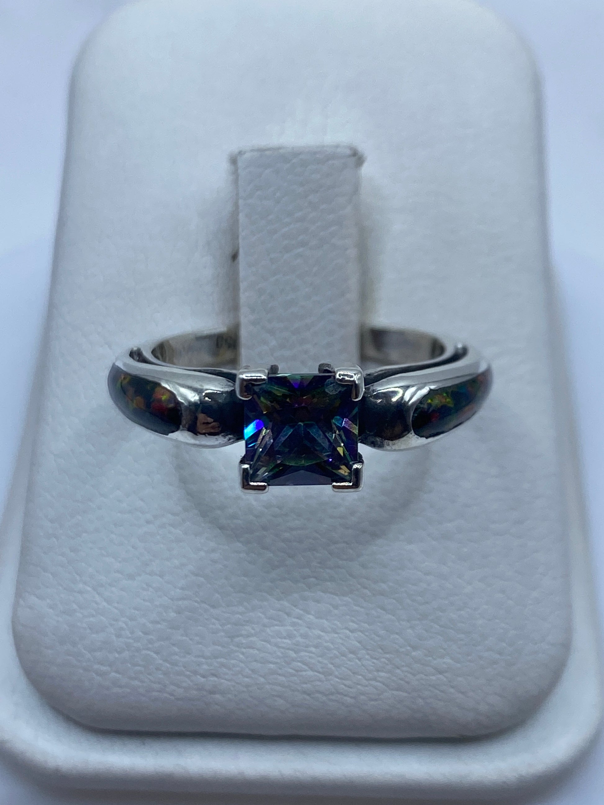 Anillo de plata .950 con ópalo de fuego multicolor en estuche blanco