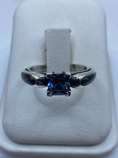 Anillo de plata .950 con ópalo de fuego multicolor en estuche blanco