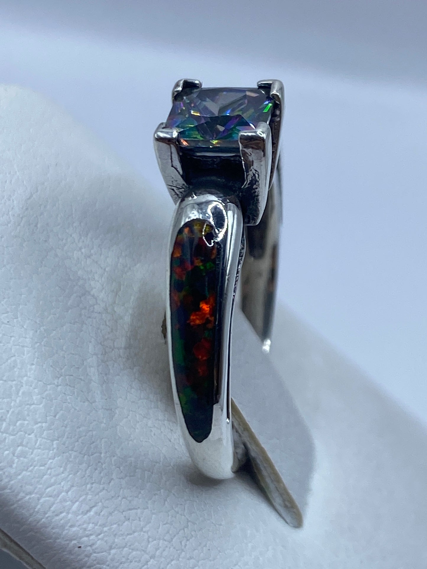 Ópalo de fuego con reflejos rojos, verdes y azules en banda de plata pulida