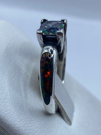 Ópalo de fuego con reflejos rojos, verdes y azules en banda de plata pulida