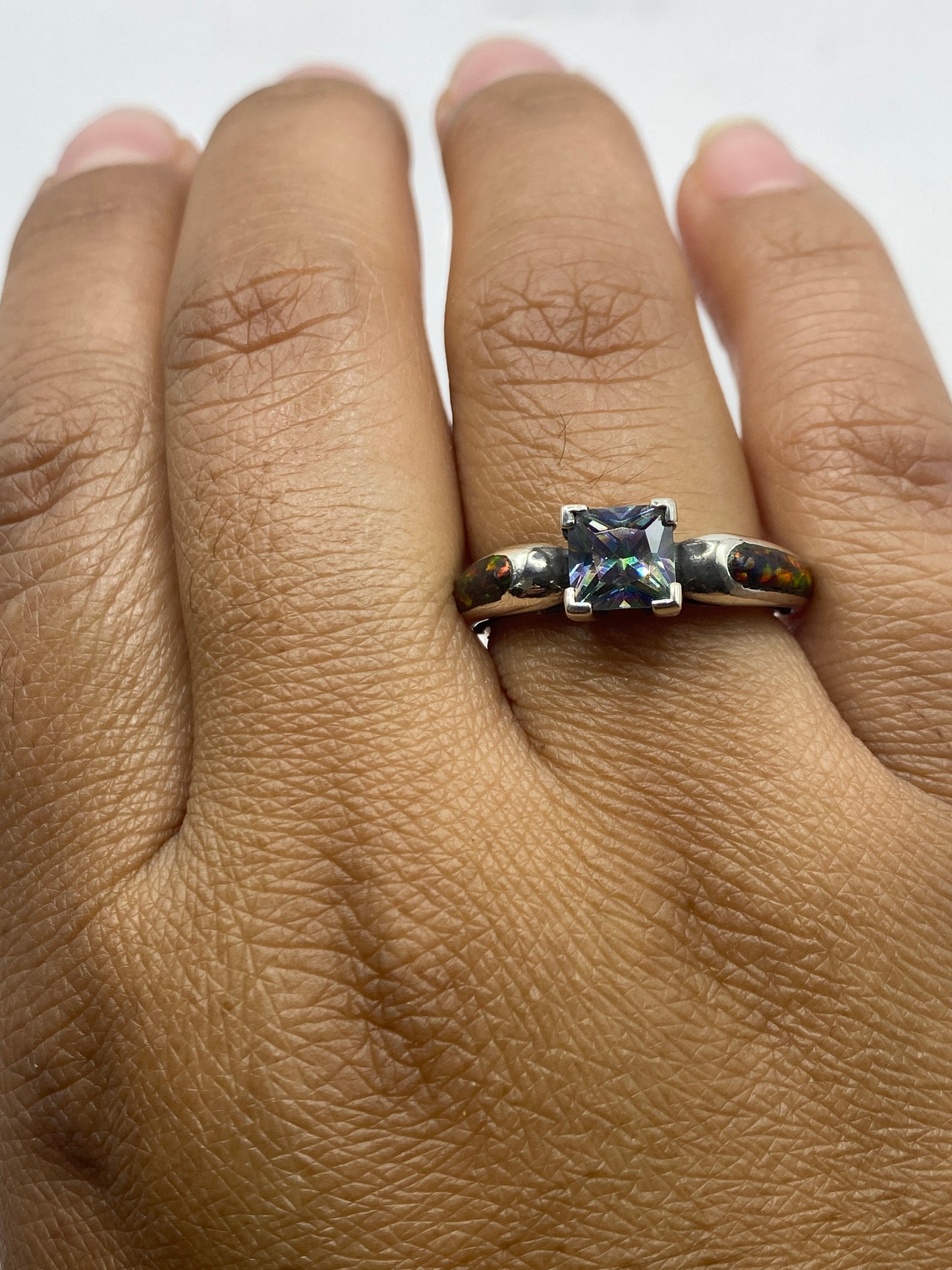 Anillo en dedo mostrando la profundidad y brillo natural del ópalo de fuego