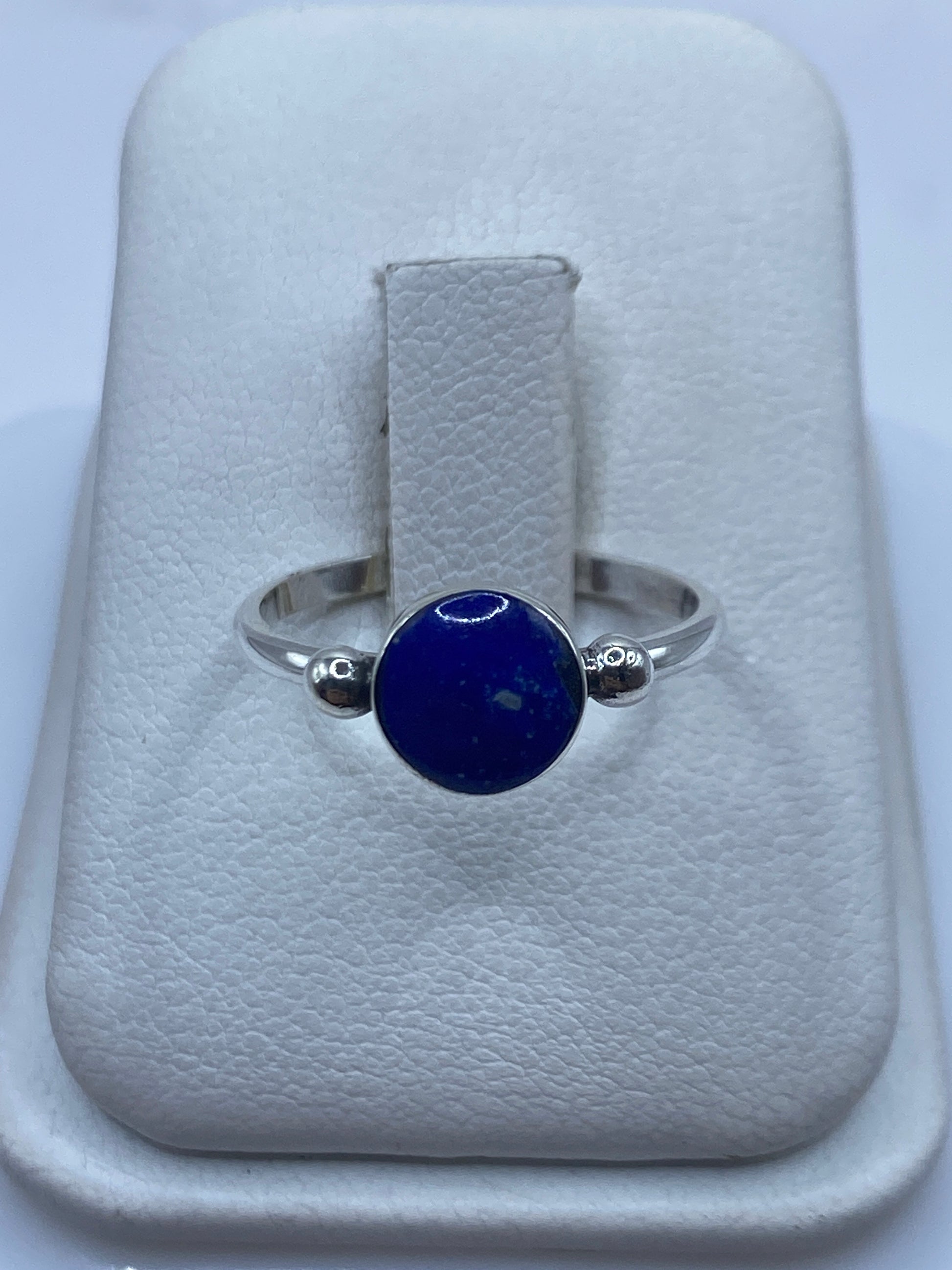 Anillo de plata .925 con lapislázuli azul profundo en estuche blanco