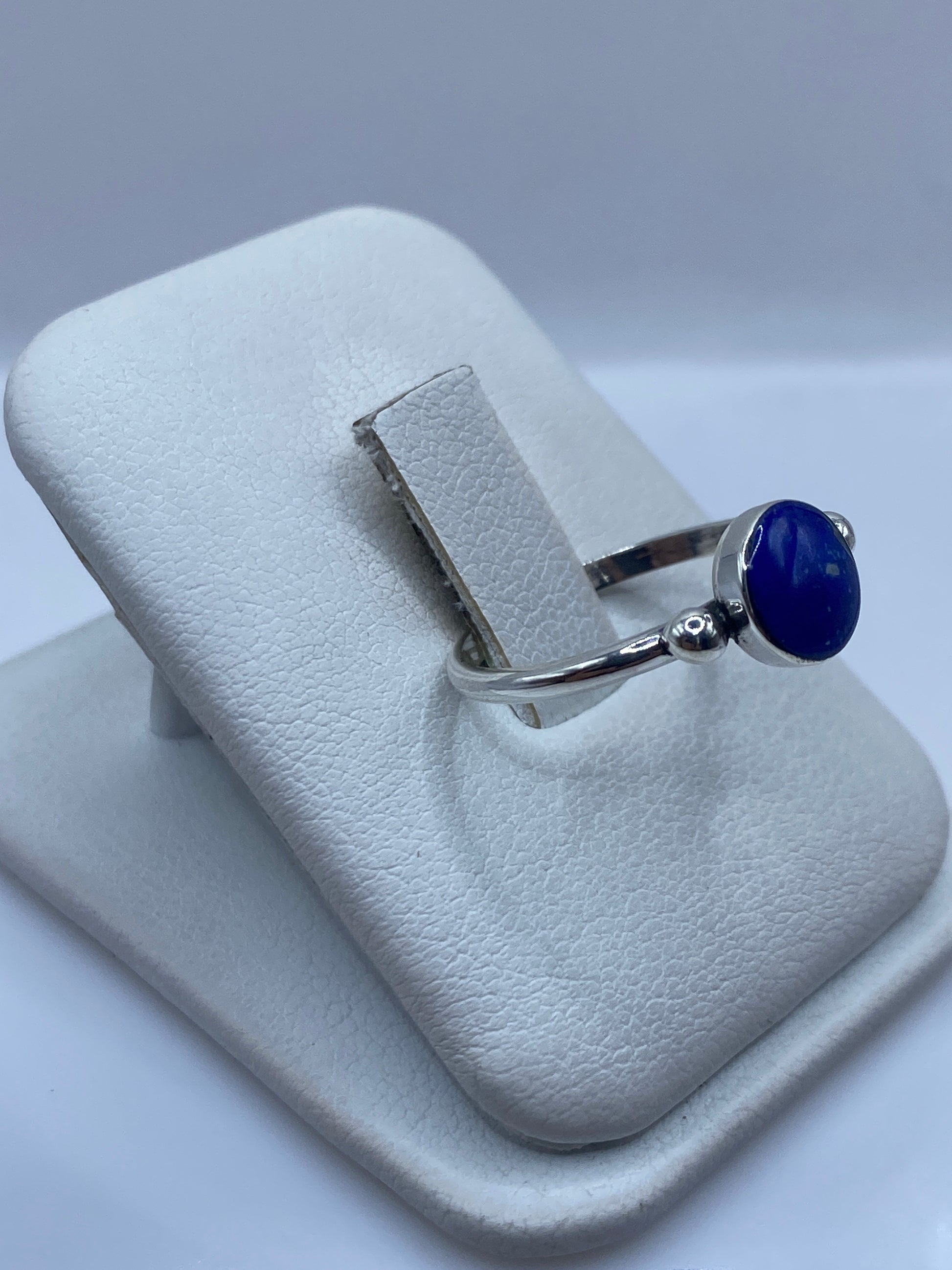 Vista frontal del anillo solitario de lapislázuli con esferas de plata