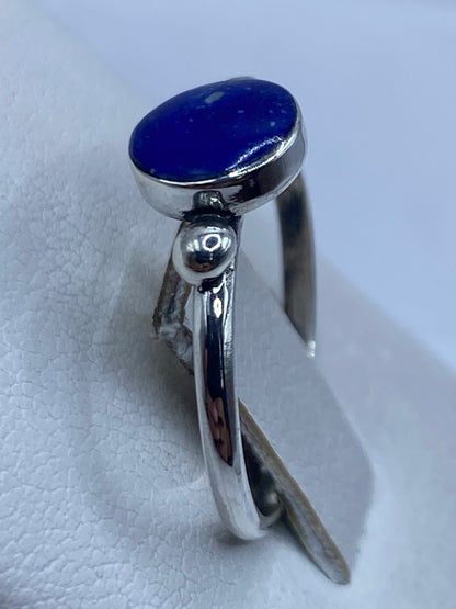 Detalle del lapislázuli azul intenso con vetas doradas en el anillo
