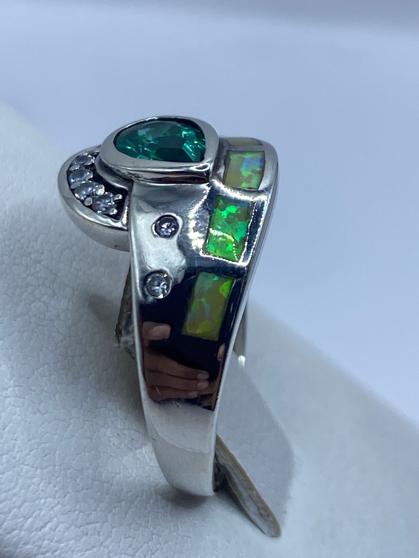 Anillo puesto en dedo mostrando el color verde limón y la luminosidad natural del ópalo de fuego