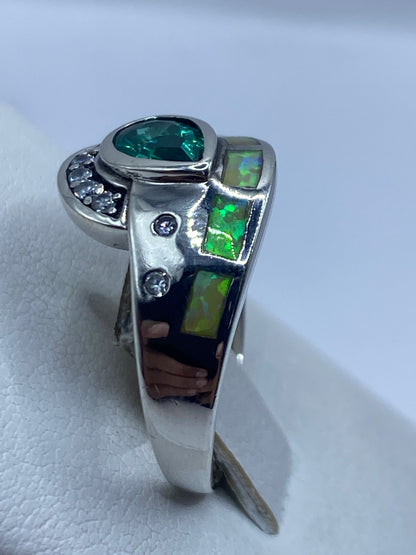 Anillo puesto en dedo mostrando el color verde limón y la luminosidad natural del ópalo de fuego
