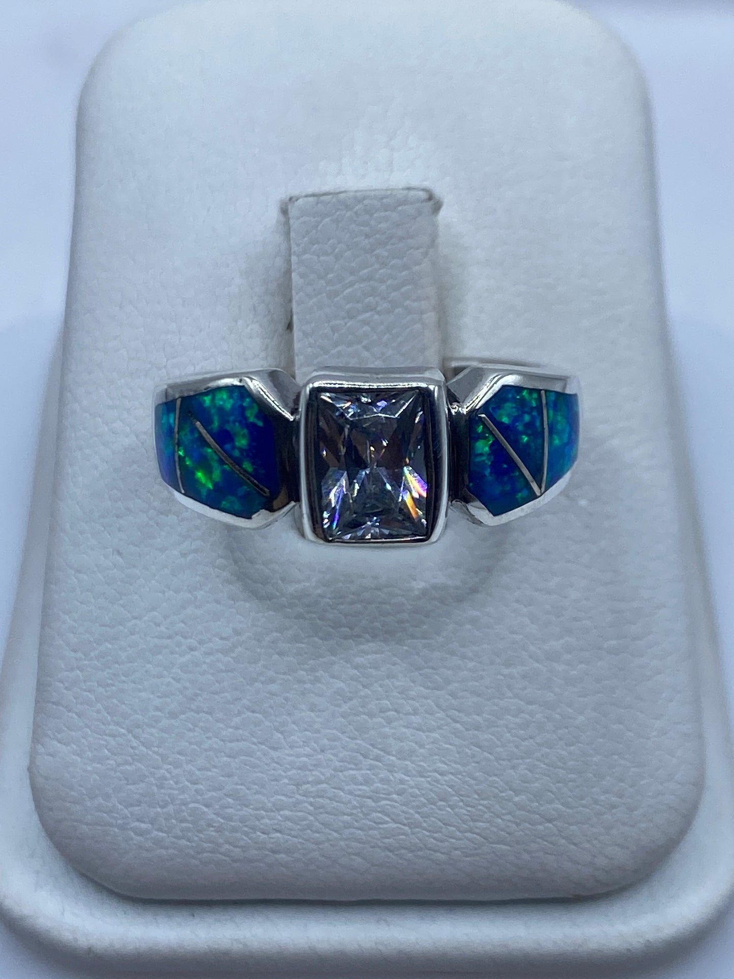 Anillo de plata .925 con tres ópales de fuego azul, diseño geométrico asimétrico