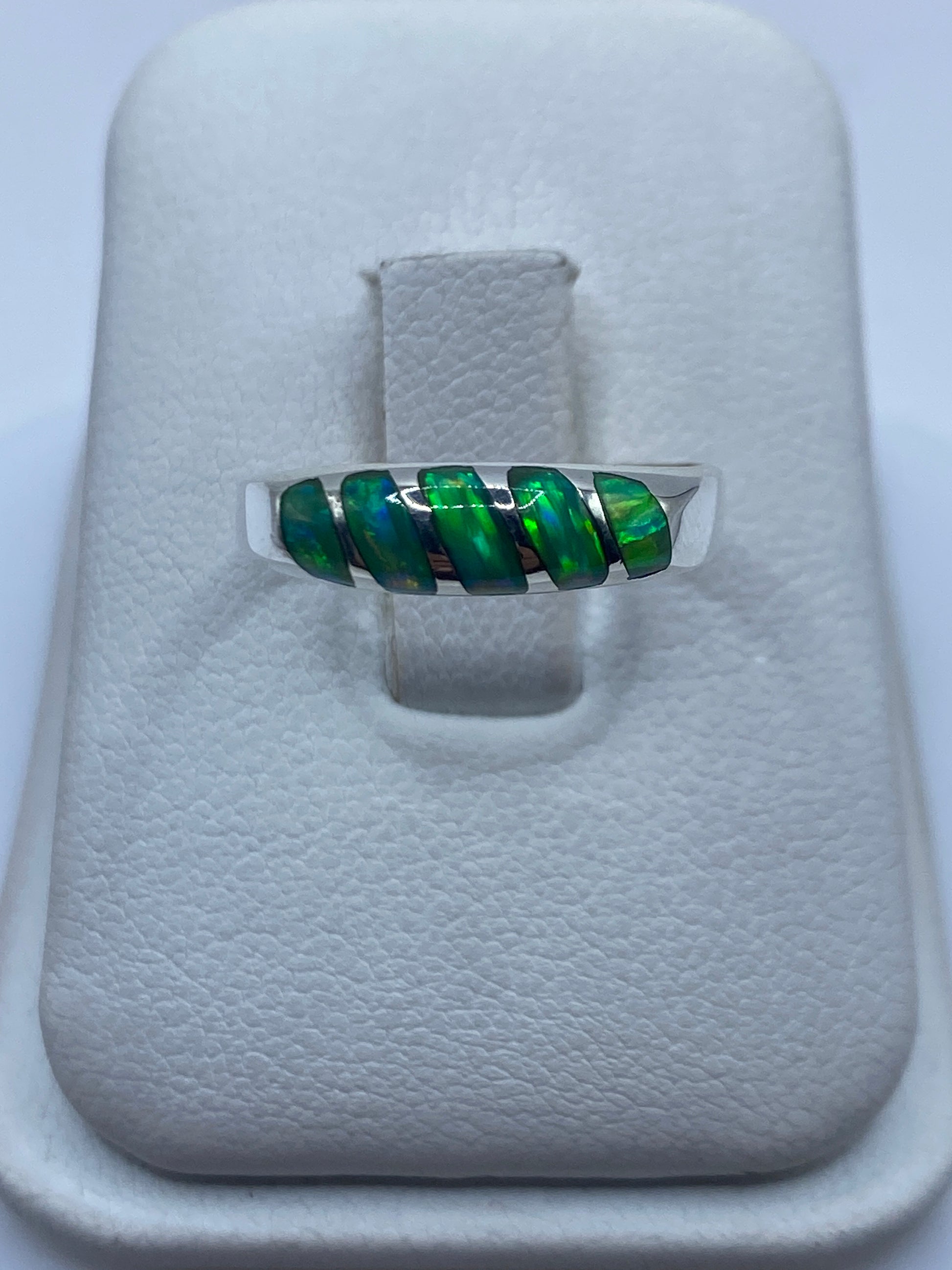 Anillo de plata .950 con Ópalo de Fuego verde limón en banda minimalista
