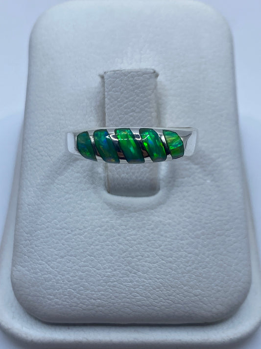 Anillo de plata .950 con Ópalo de Fuego verde limón en banda minimalista