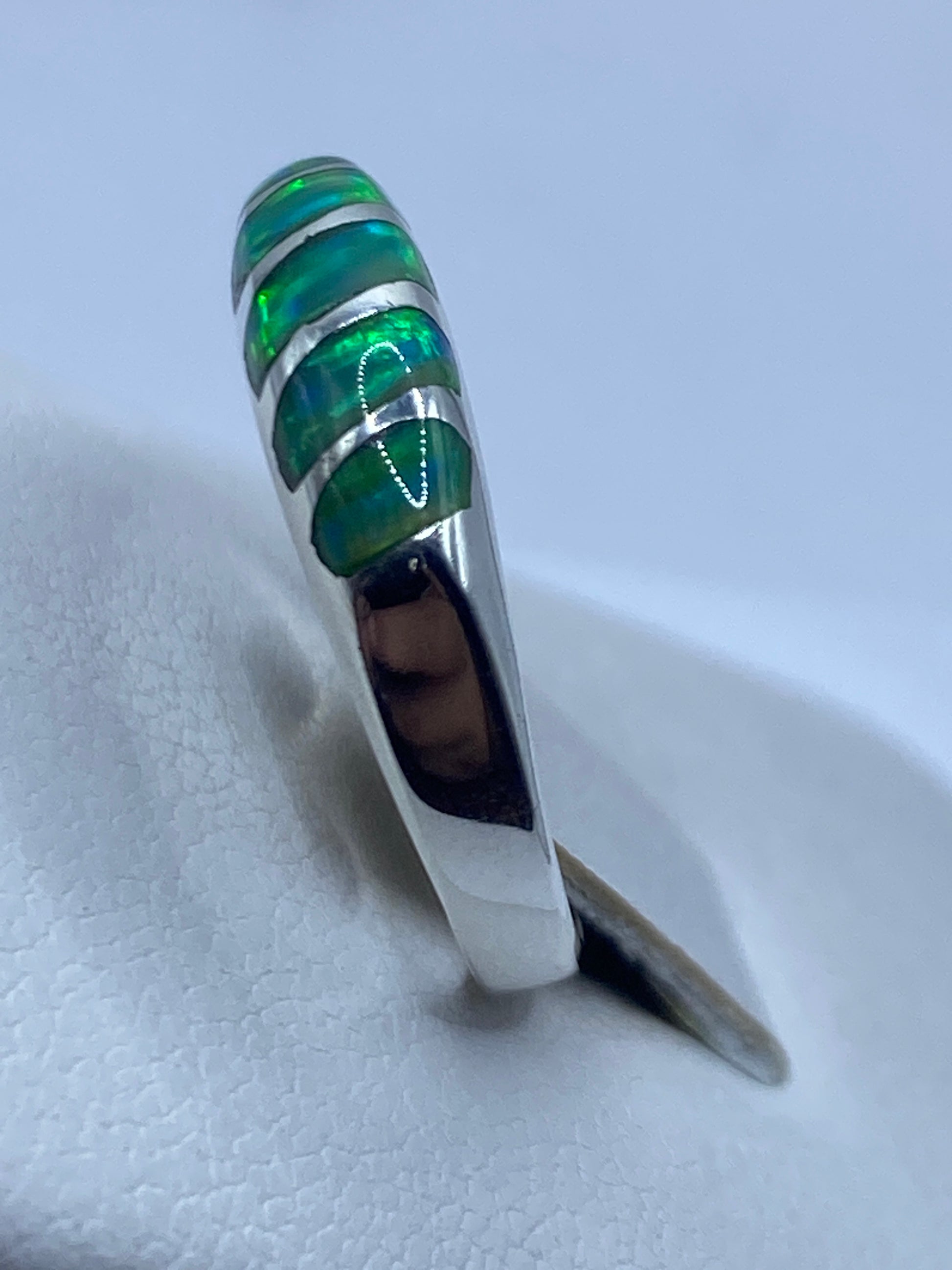 Anillo minimalista en la mano mostrando el brillo vivo del Ópalo