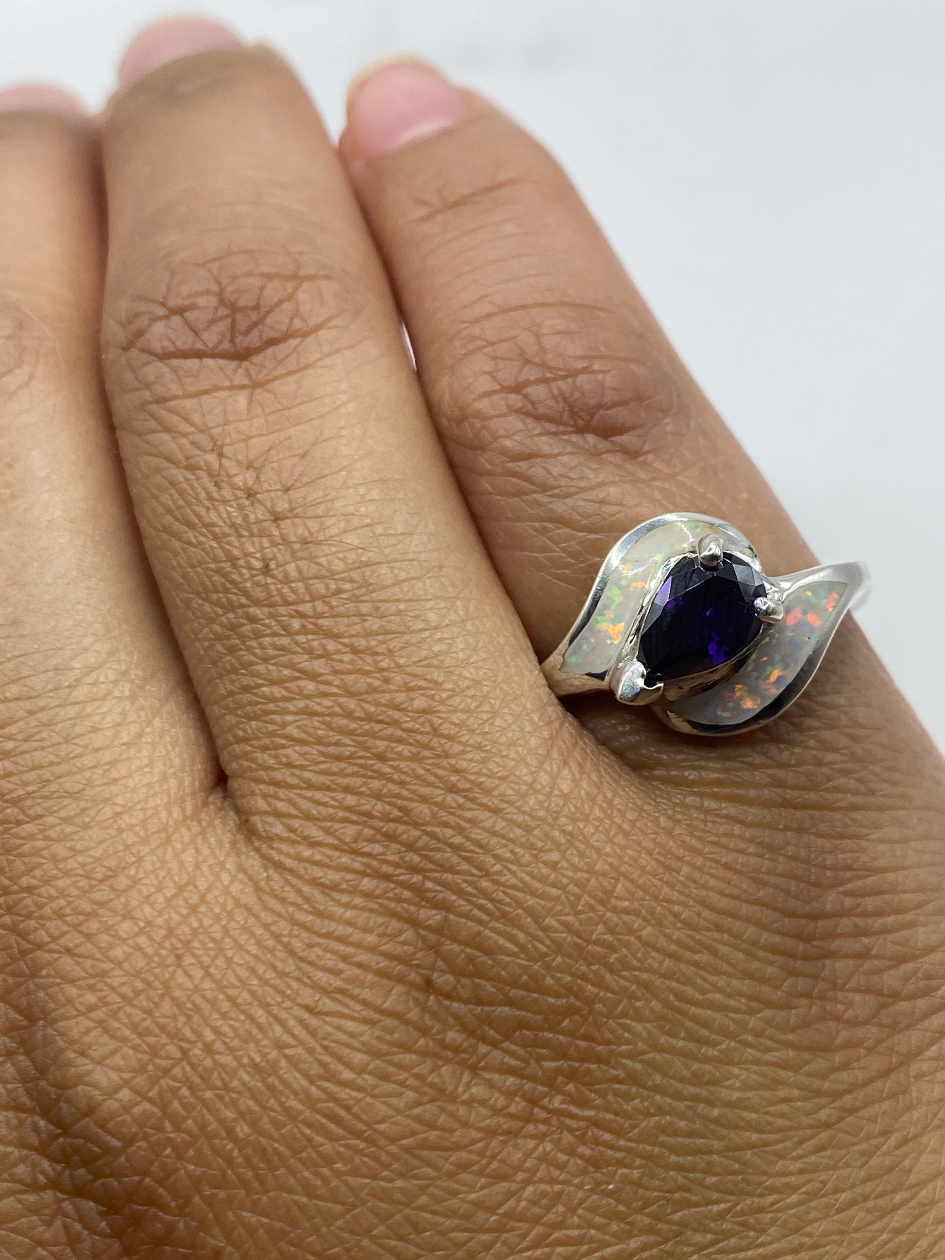 Anillo solitario sobre fondo blanco con sello .925 MEXICO visible en la banda