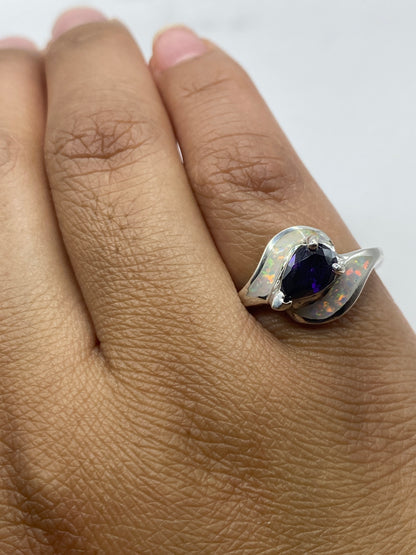 Anillo solitario sobre fondo blanco con sello .925 MEXICO visible en la banda