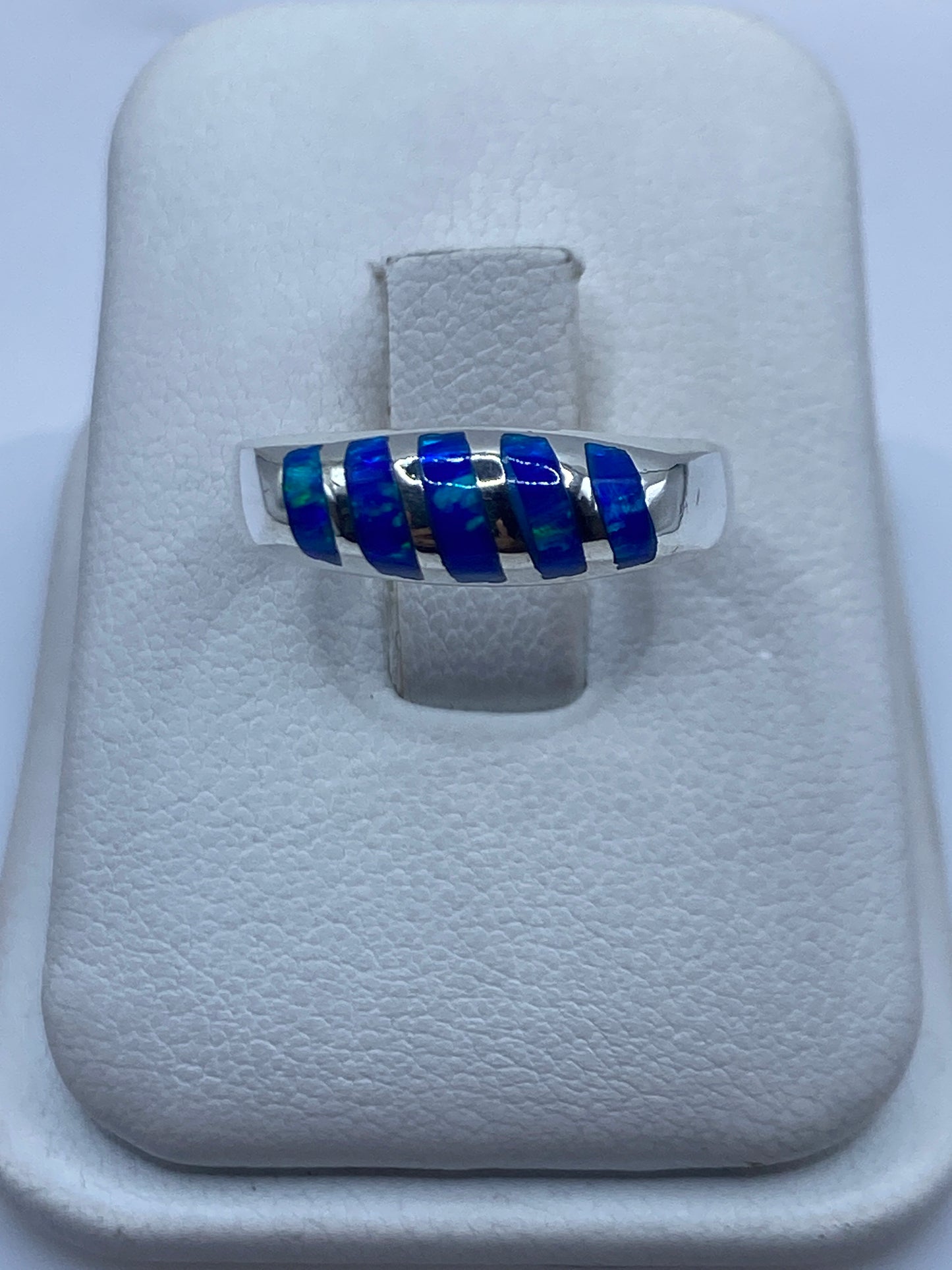Anillo de plata .950 con ópalo de fuego azul en estuche de exhibición blanco