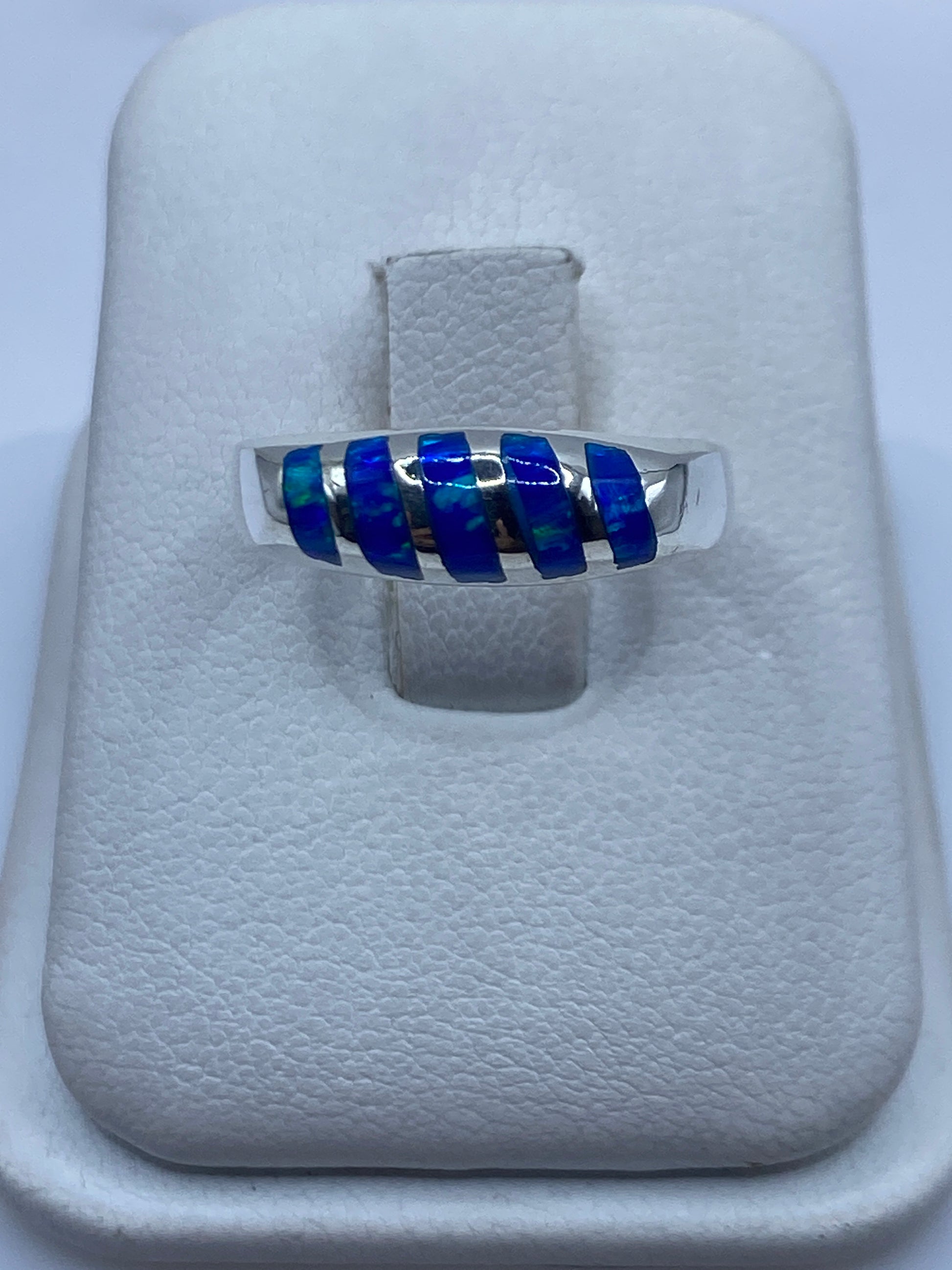 Anillo de plata .950 con ópalo de fuego azul en estuche de exhibición blanco