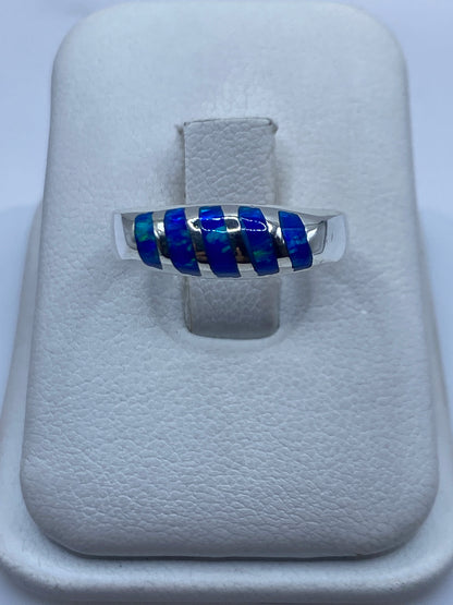 Anillo de plata .950 con ópalo de fuego azul en estuche de exhibición blanco