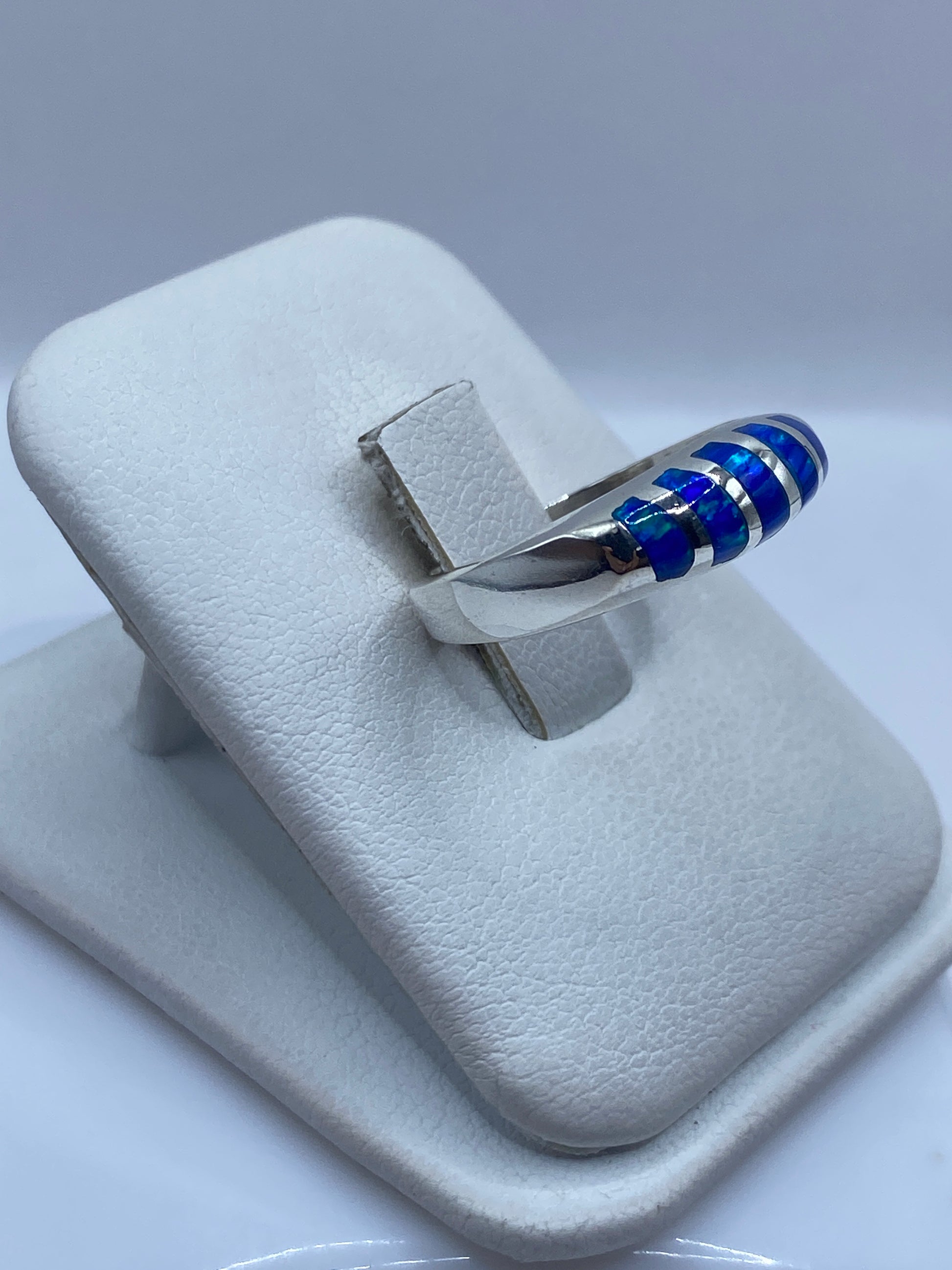 Detalle del diseño escalonado del anillo mostrando el juego de colores del ópalo