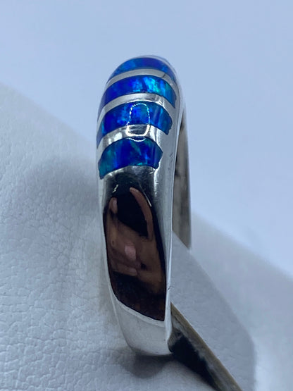 Anillo de ópalo azul visto desde el lado, evidenciando la banda de plata escalonada
