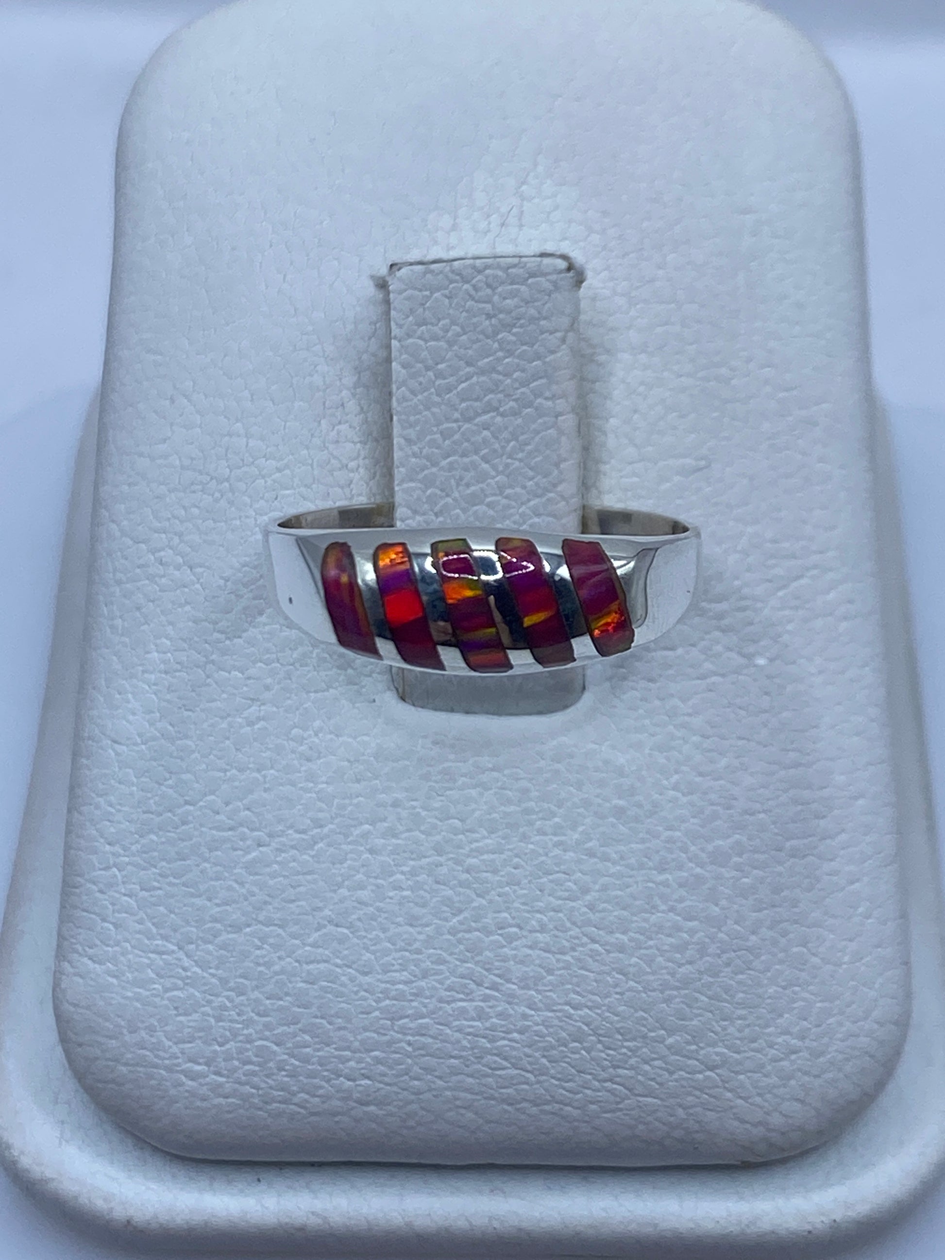 Anillo de plata minimalista con ópalo de fuego rosa en caja de presentación