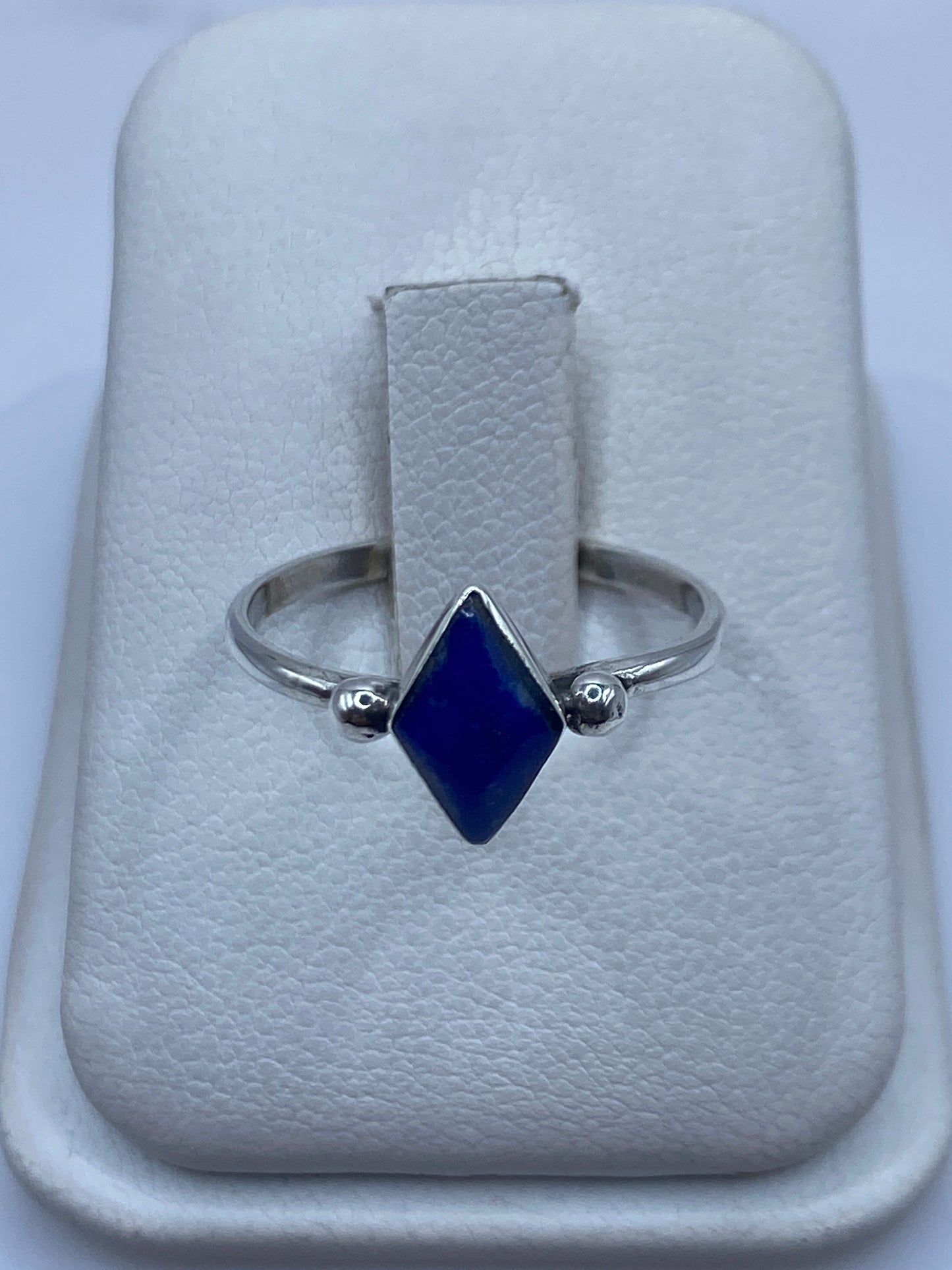 Anillo de plata .950 con piedra azul solitario en estuche blanco