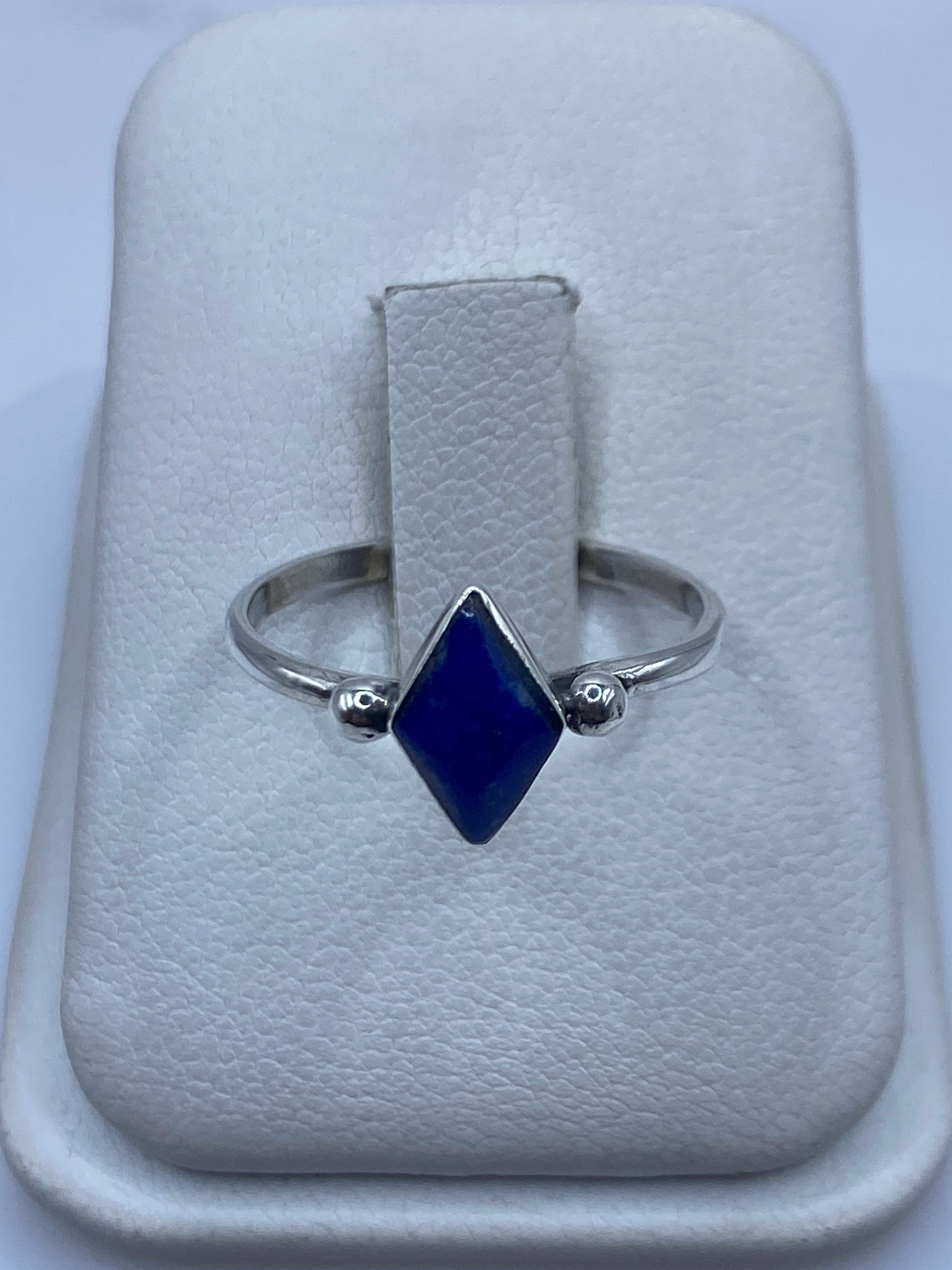 Anillo de plata .950 con piedra azul solitario en estuche blanco