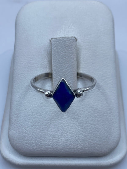 Anillo de plata .950 con piedra azul solitario en estuche blanco