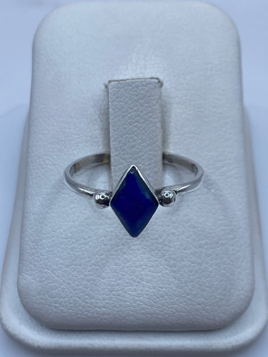 Anillo de plata .950 con piedra azul solitario en estuche blanco