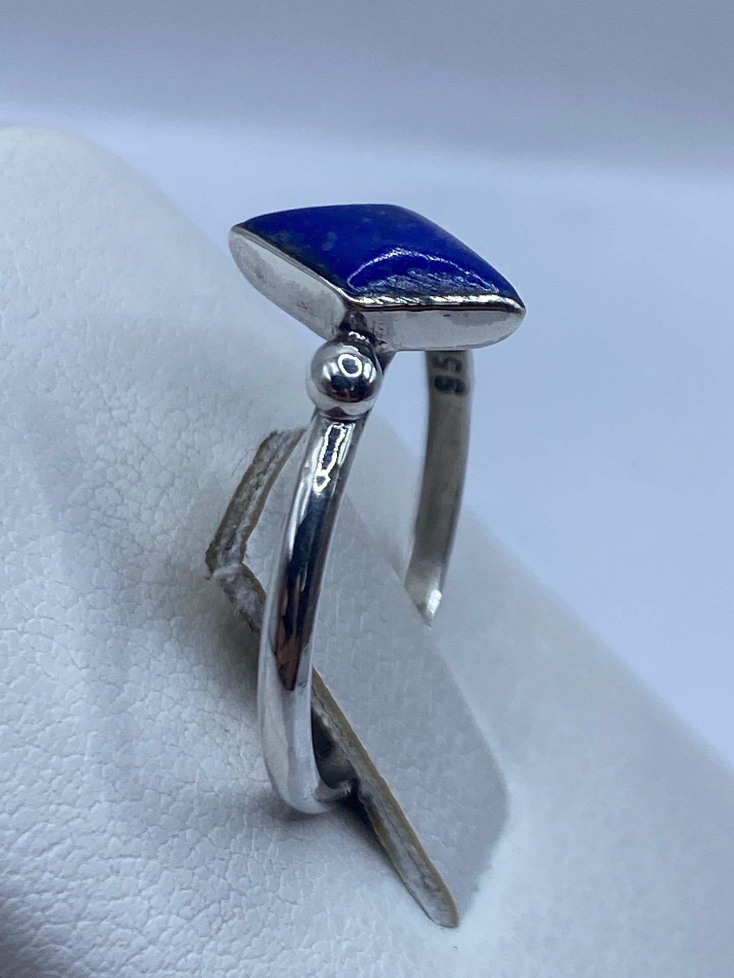 Detalle lateral del anillo con sello 950 en la banda