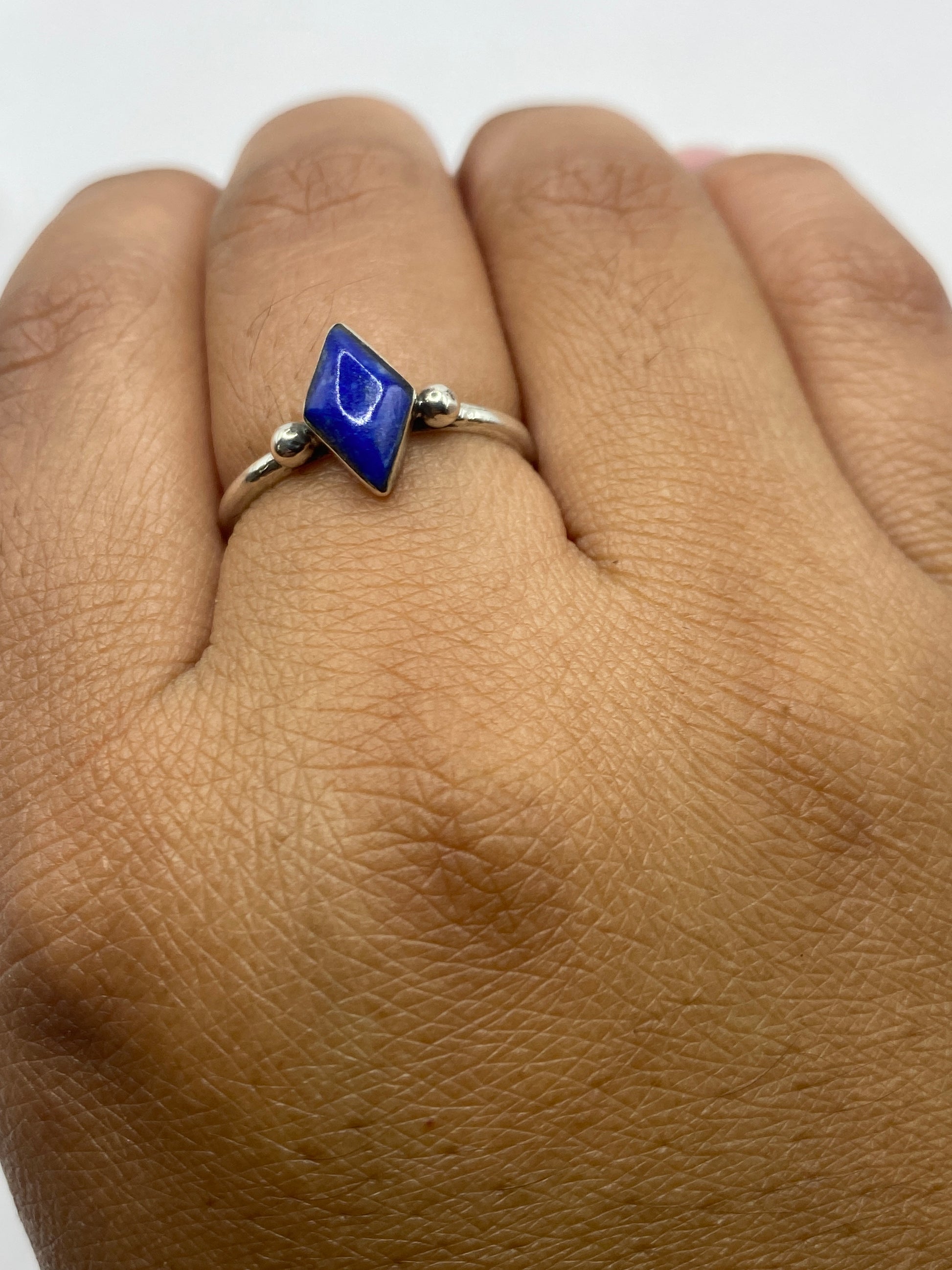 Anillo en dedo mostrando el color azul profundo de la piedra