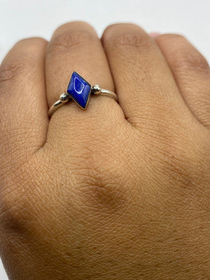 Anillo en dedo mostrando el color azul profundo de la piedra