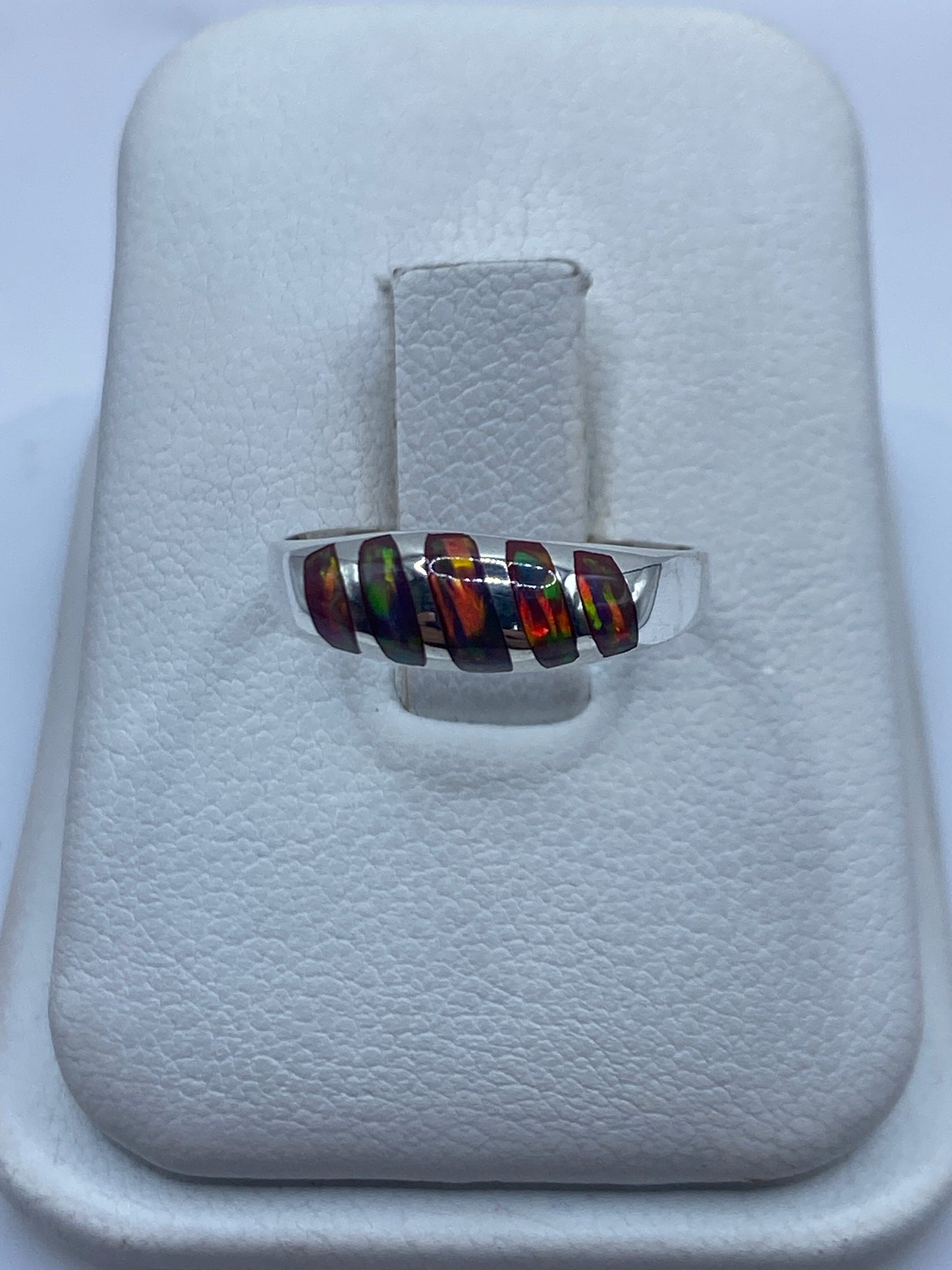 Anillo de plata .950 con ópalo de fuego multicolor en estuche blanco