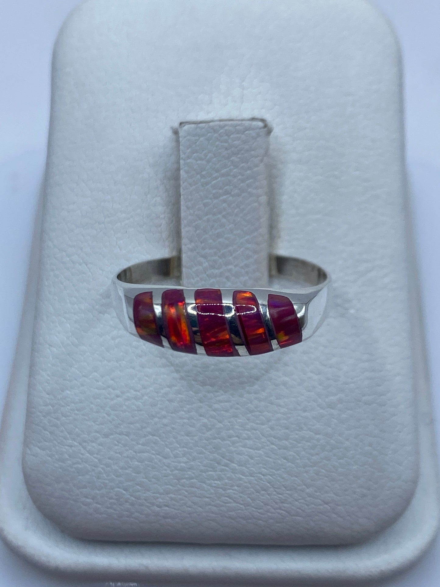 Anillo de plata .950 con ópalo de fuego rosa mostrando juego de colores naranja y dorado