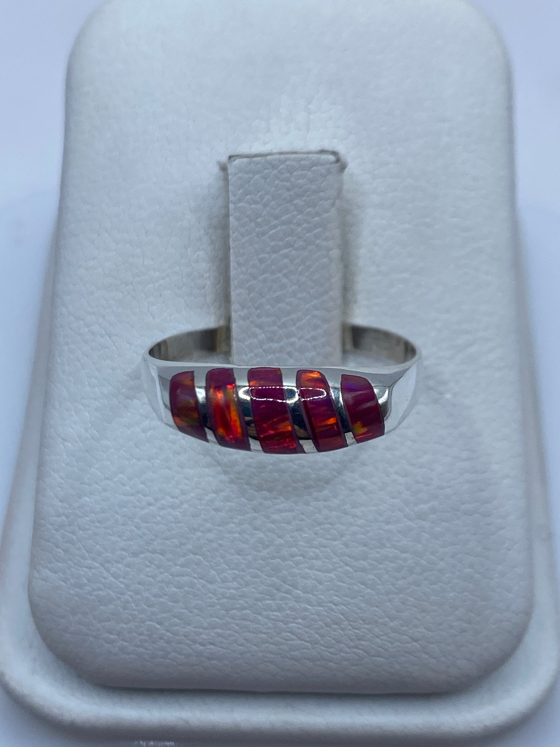Anillo de plata .950 con ópalo de fuego rosa mostrando juego de colores naranja y dorado