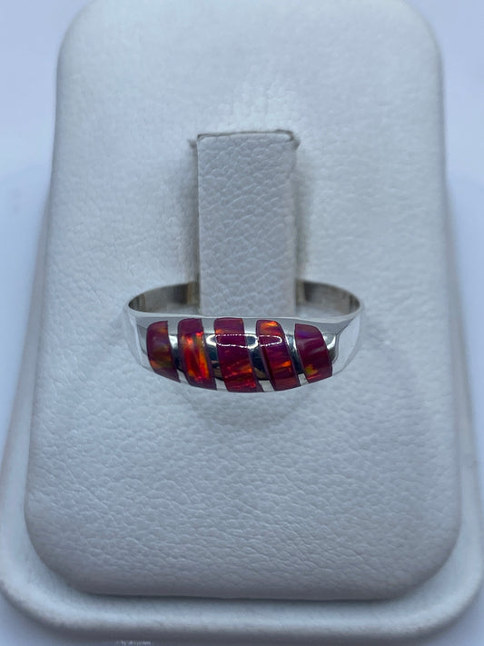 Anillo de plata .950 con ópalo de fuego rosa mostrando juego de colores naranja y dorado