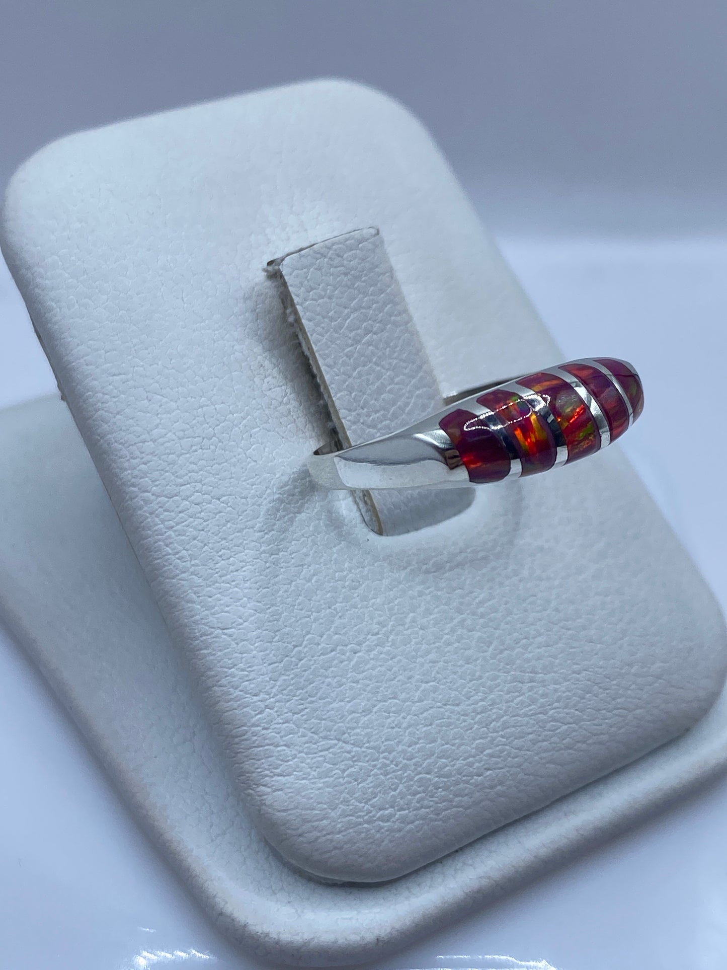 Vista lateral del anillo minimalista en plata pura de Taxco con banda delgada