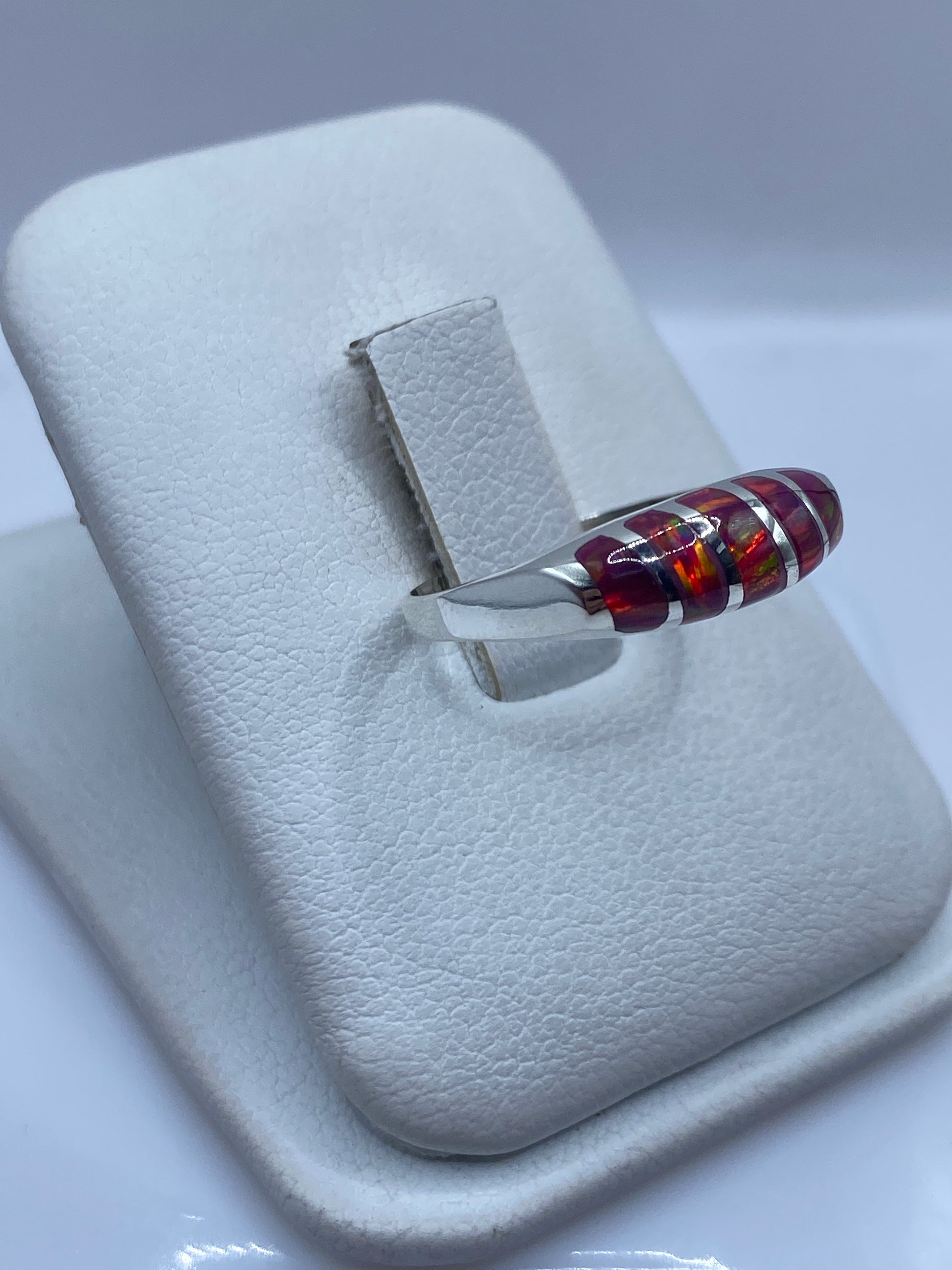 Vista lateral del anillo minimalista en plata pura de Taxco con banda delgada