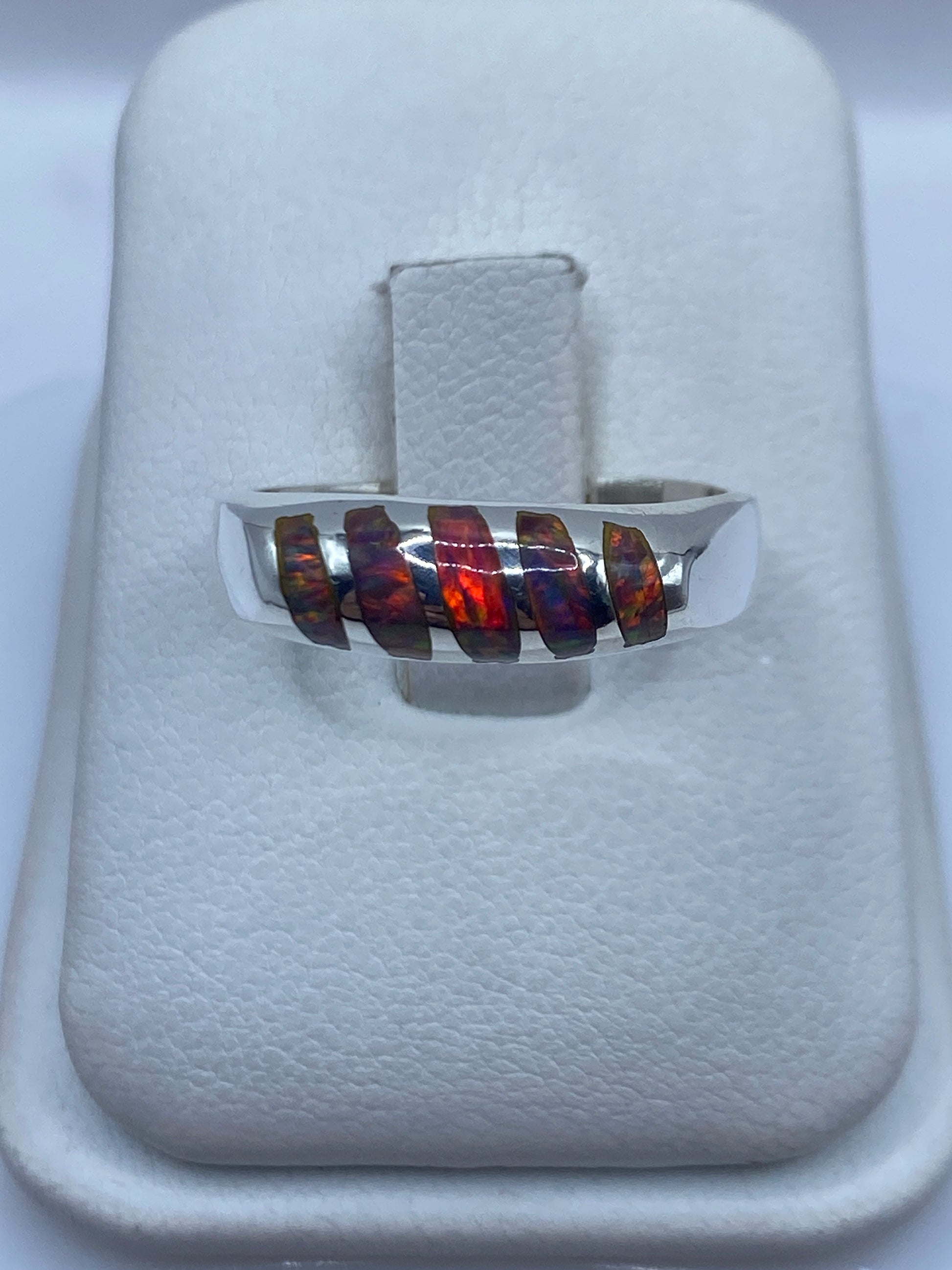 Anillo de plata .950 con ópalo de fuego multicolor en caja blanca de presentación