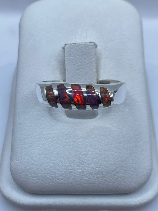 Anillo de plata .950 con ópalo de fuego multicolor en caja blanca de presentación