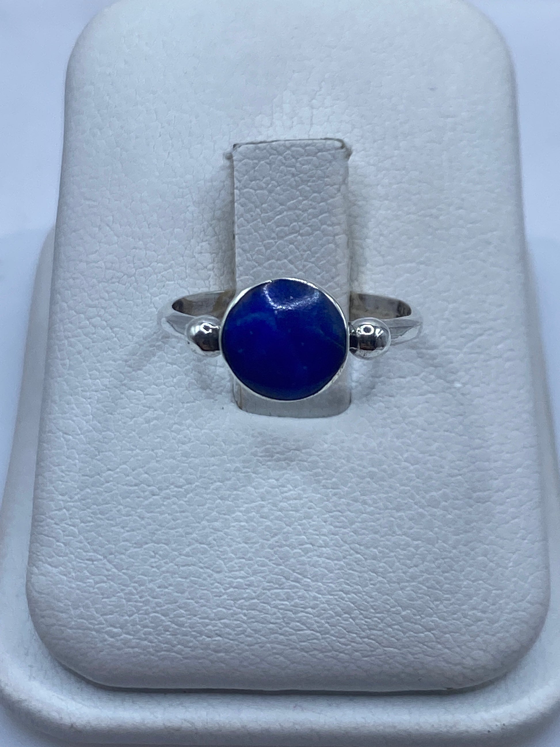 Anillo solitario de plata .950 con piedra azul pulida en estuche blanco