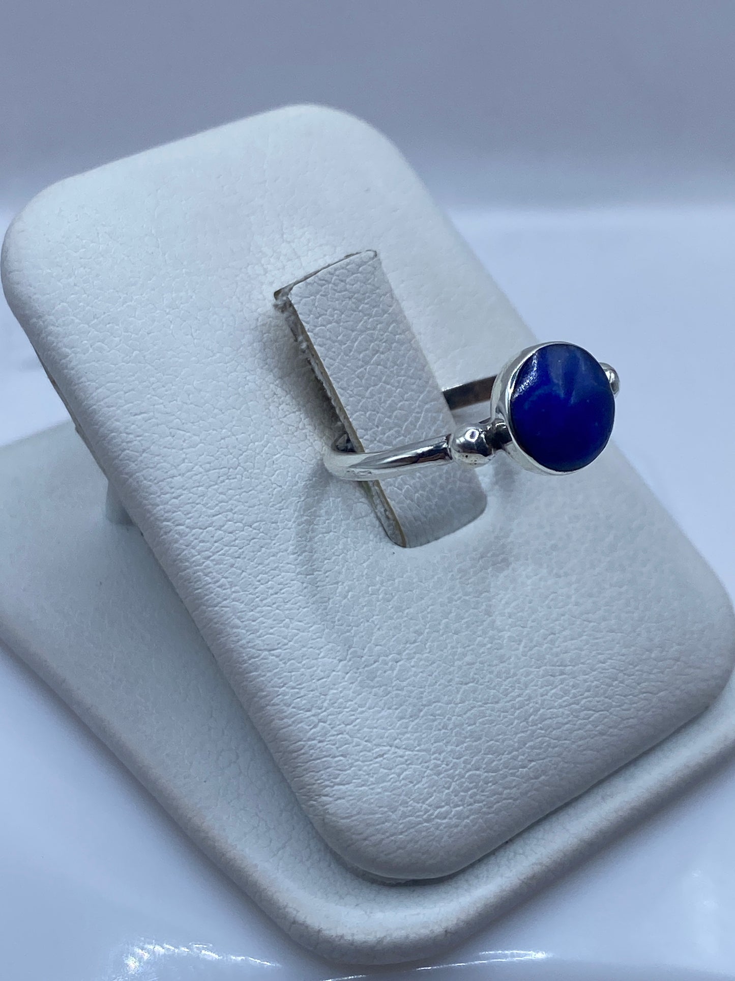 Vista lateral del anillo minimalista con esferas de plata pura
