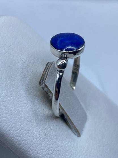 Anillo puesto en dedo mostrando el brillo natural de la piedra azul