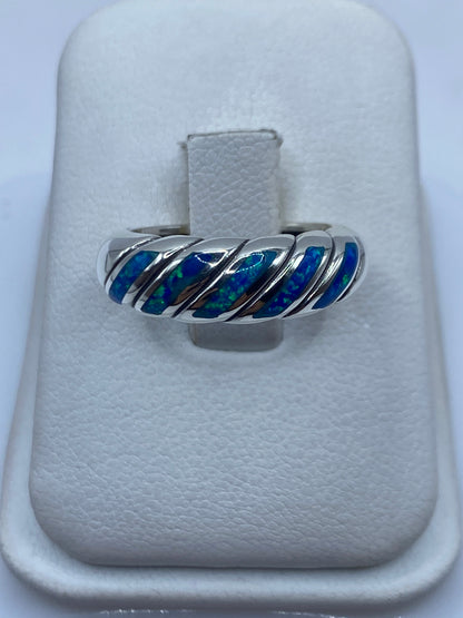 Anillo de plata .950 con ópalo de fuego azul en banda torcida artesanal