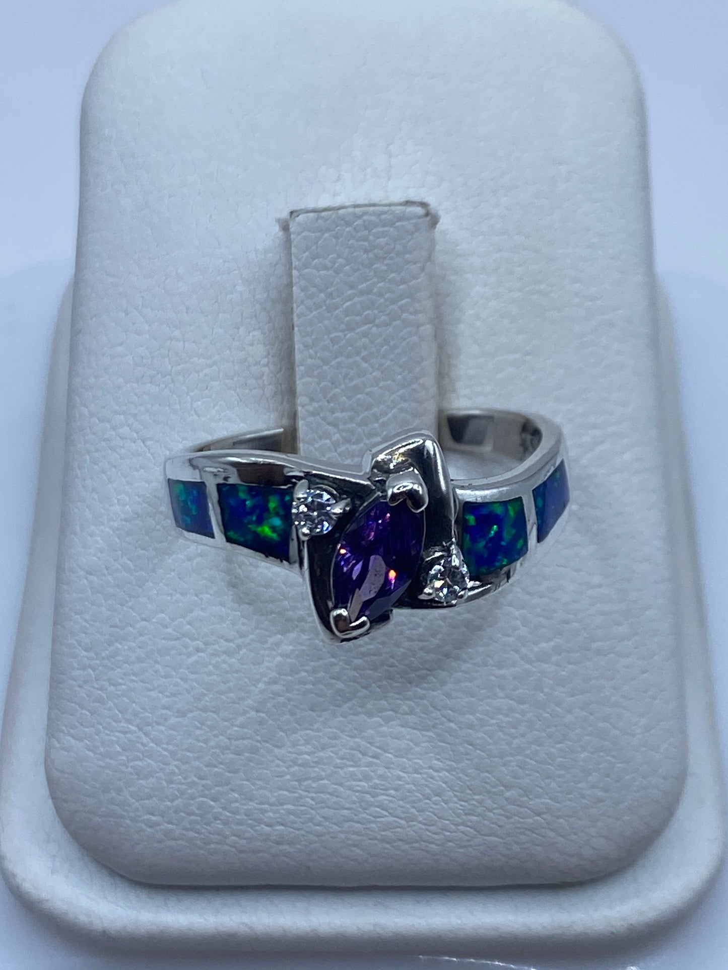 Anillo de plata con ópalo de fuego azul en caja de presentación blanca